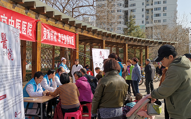 【学雷锋日】万象城官方网站举办“爱满京城，牵手智慧家医”志愿服务活动(图2)