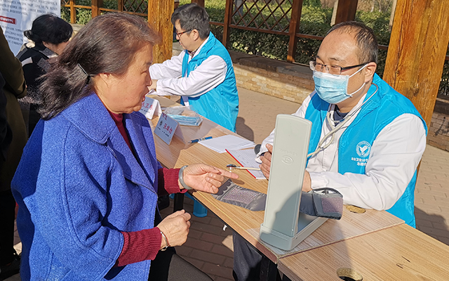【学雷锋日】万象城官方网站举办“爱满京城，牵手智慧家医”志愿服务活动(图5)